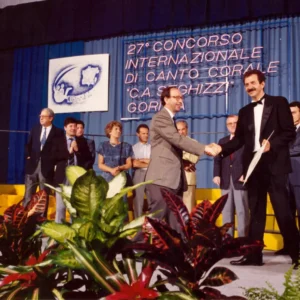 Classificazioni ai primi posti in diversi concorsi internazionali di canto corale. Nella foto: Concorso Internazionale di Canto Corale, Gorizia, 1988.