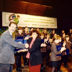 Premiazioni e riconoscimenti ai primi posti in diversi concorsi nazionali e internazionali di composizione corale. Nella foto: Concorso Internazionale di Composizione ed Elaborazione Corale 1994&ndash;1995, Trento, 1995.